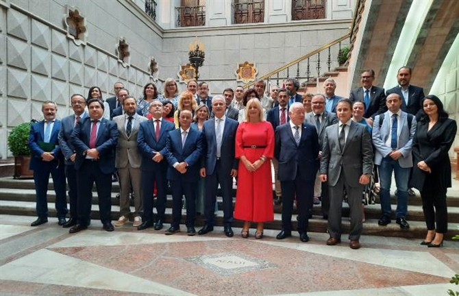https://www.graduadossociales.org/getFile.aspx?id=06940705b7614c2b9ac8cdf0b224c2a8.jpg