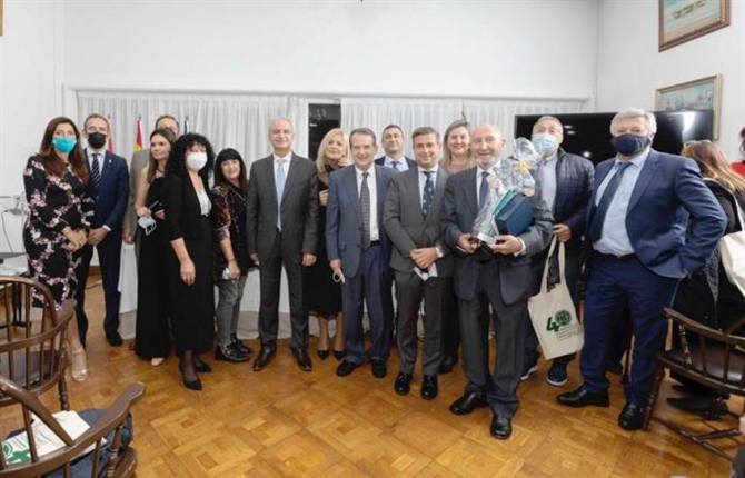 https://www.graduadossociales.org/getFile.aspx?id=08b39073c5a040feb485b5d2e01711f4.jpg