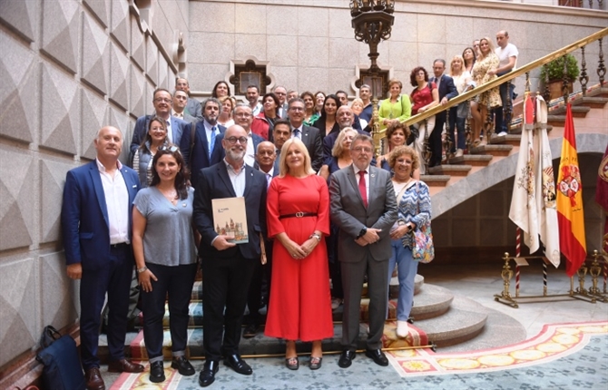 https://www.graduadossociales.org/getFile.aspx?id=0a4da4e990464760aa39b49f22c6603f.JPG