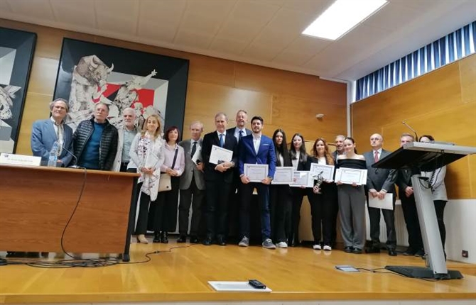 https://www.graduadossociales.org/getFile.aspx?id=0a995ece68b34621a87acf8274d355b4.jpg