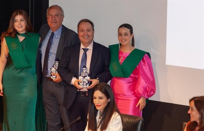 https://www.graduadossociales.org/getFile.aspx?id=1a3973d4da76404494aa0cbb01ec1215.jpg