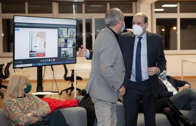 https://www.graduadossociales.org/getFile.aspx?id=2ab0c96a0bb040478bbc9a23a852c4a4.jpg