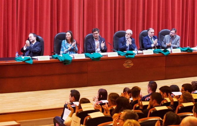 https://www.graduadossociales.org/getFile.aspx?id=3613bd10b24d47438d2596691afe85ee.jpg