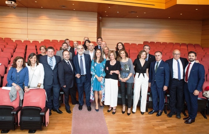https://www.graduadossociales.org/getFile.aspx?id=4babf0933f85405bb852bfc0f466b128.jpg