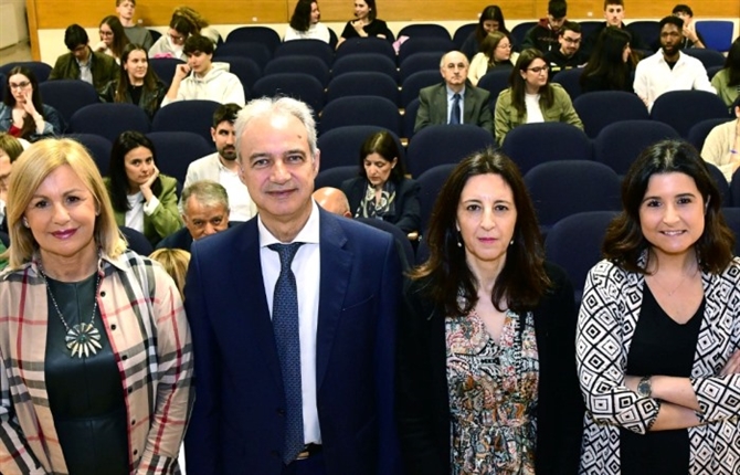 https://www.graduadossociales.org/getFile.aspx?id=4c5e27ac4cd04dd084baf170f49ea55f.jpg