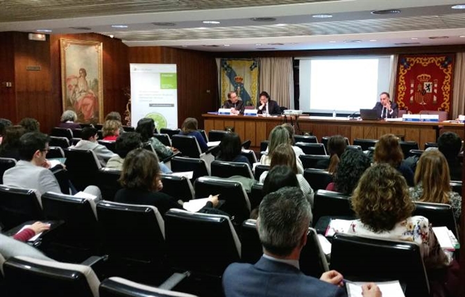 https://www.graduadossociales.org/getFile.aspx?id=59bc39ed59bf44db9a1040348179e002.jpg