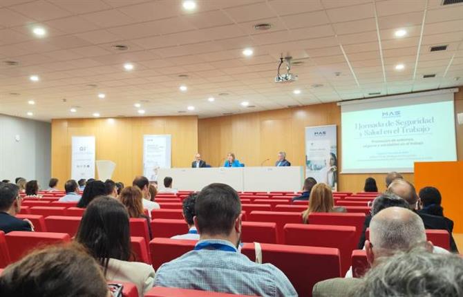 https://www.graduadossociales.org/getFile.aspx?id=5d397c64e024475fbbacf96b1ab2c8d1.jpg