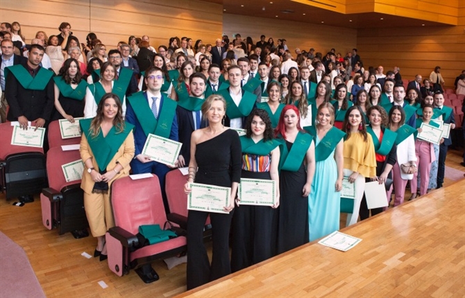 https://www.graduadossociales.org/getFile.aspx?id=69a054a9d3df496d9affe721af843b44.jpg