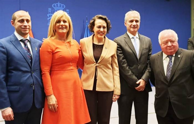 https://www.graduadossociales.org/getFile.aspx?id=6d450afa5222498cb9a27fc2d0bd6d19.jpg