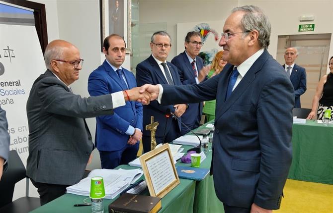 https://www.graduadossociales.org/getFile.aspx?id=75f4d3d15533489bba6a44698fd701c8.jpg