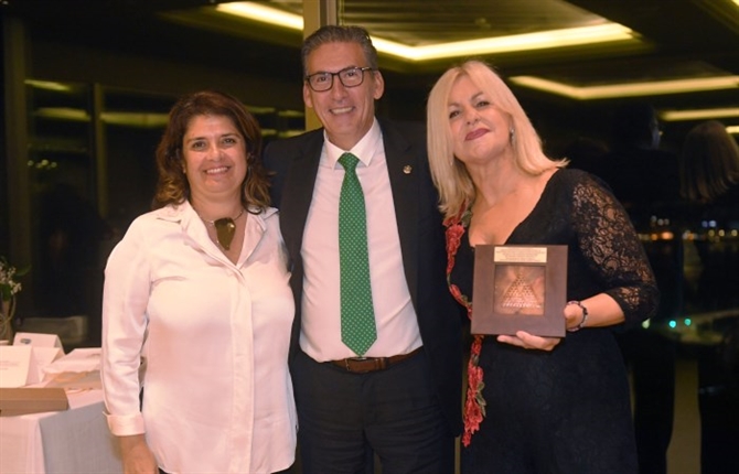 https://www.graduadossociales.org/getFile.aspx?id=7a1ec5bff88d48d18059e4e45c68bd4a.JPG