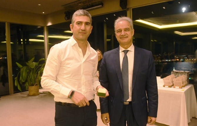 https://www.graduadossociales.org/getFile.aspx?id=7ee1fbfc64044e75910c27aa54cbaa0f.JPG