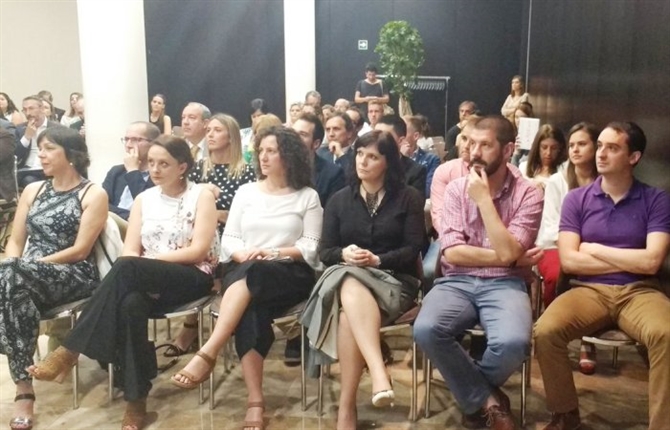https://www.graduadossociales.org/getFile.aspx?id=8443dfac09c4476bb10a741220f555c1.jpg