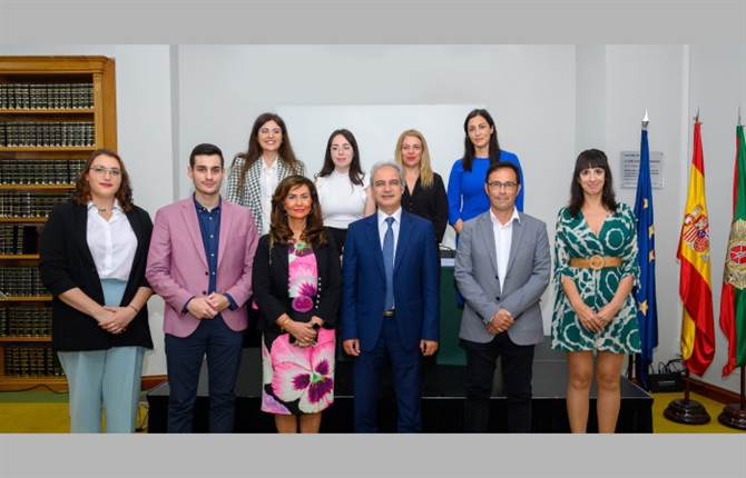 https://www.graduadossociales.org/getFile.aspx?id=8821dc1e862a4a8cb12cae68d62ab953.jpg