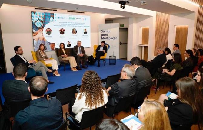 https://www.graduadossociales.org/getFile.aspx?id=c41c9d997cee41238624c9693be3ed02.jpg