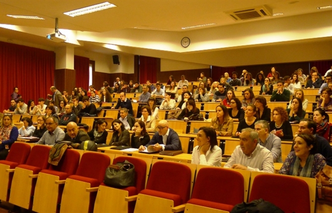 https://www.graduadossociales.org/getFile.aspx?id=d63b5b6c8a8942a5851cdd814b14c6c1.JPG