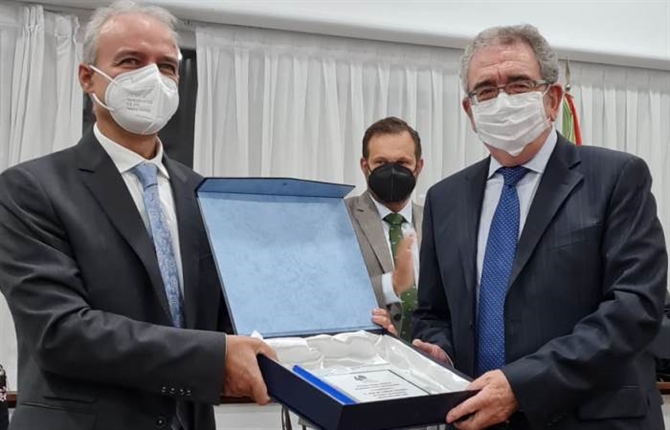 https://www.graduadossociales.org/getFile.aspx?id=db1b9376210742e4ad3c1785da8c7746.jpg
