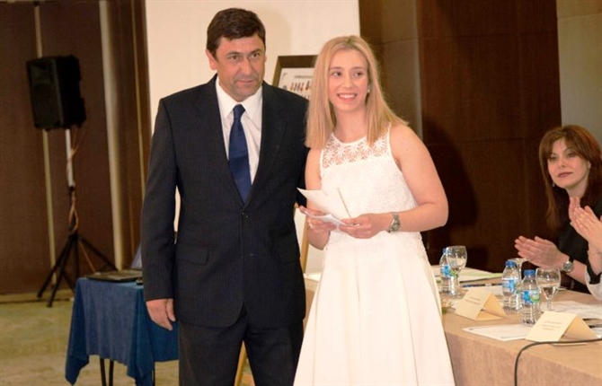 https://www.graduadossociales.org/getFile.aspx?id=fc43b3dfabdc4518ad25bd02d519423d.jpg