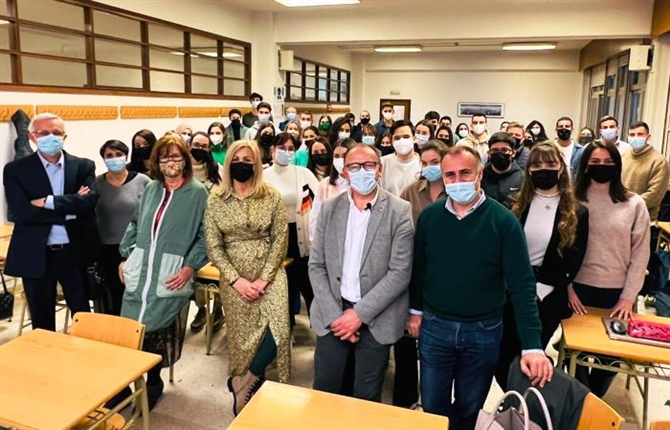 https://www.graduadossociales.org/getFile.aspx?id=fe399259ea5a455f9f9b139c489cfd22.jpg